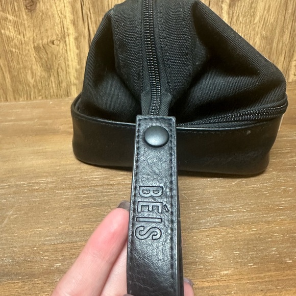 Black Travel Luggage Bag with Durable Design - Picture 4 of 8